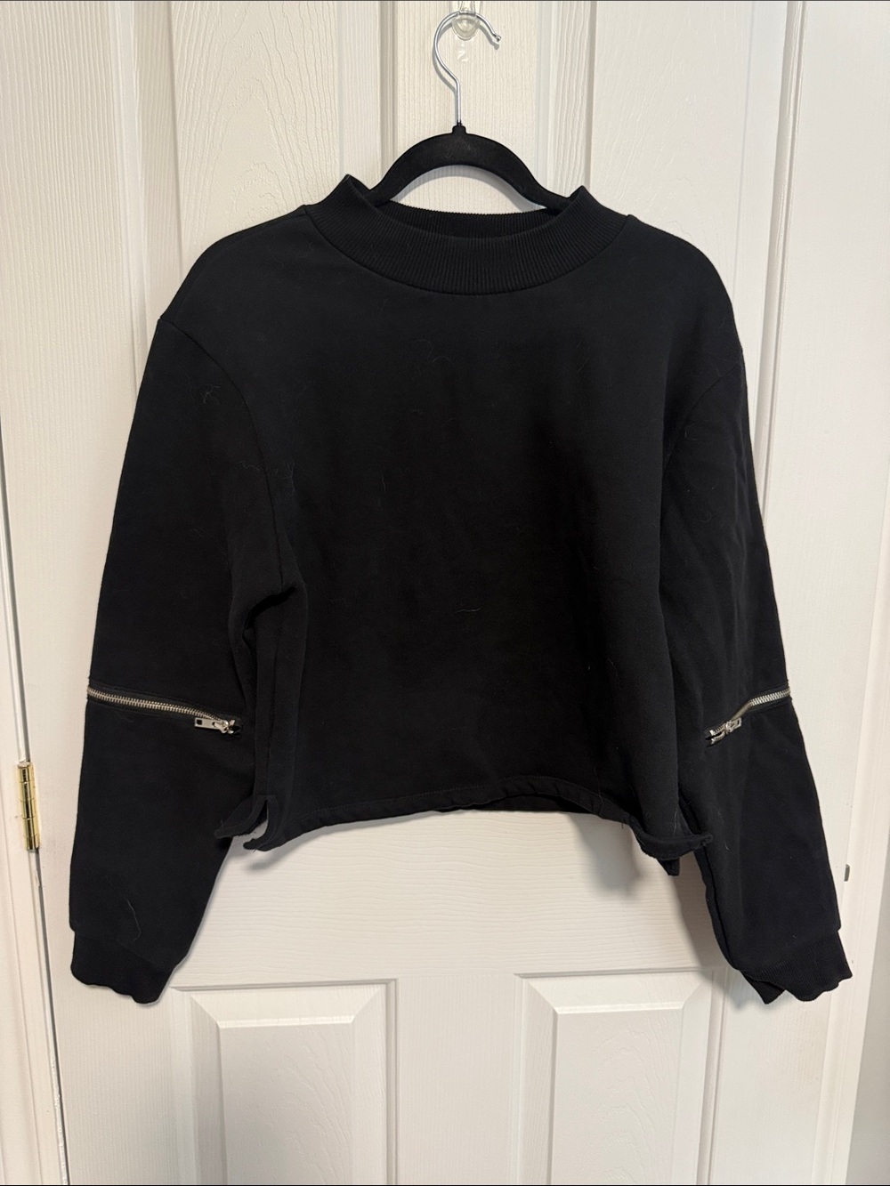 Kendall & Kylie Black Cropped Sweatshirt with Sleeve Zippers